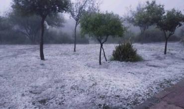Una fuerte tormenta con granizo sorprendió a Chamical y Chepes horas antes de la Nochebuena