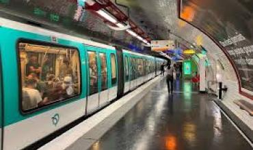 Un hombre apuñaló a tres mujeres en el metro de París