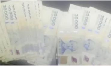 Discutió con su esposa, tiró $8 millones por la ventana y un vecino se llevó la plata