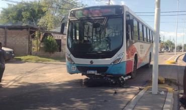 Motociclista fue atropellado por un colectivo: "venía escapando de la policía", dijo un testigo