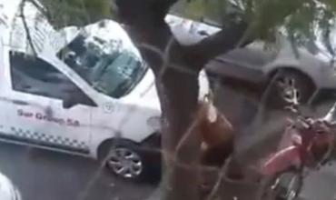 Se negó a pagarle a un trapito y le destrozaron el auto frente al club Universitario de Rosario