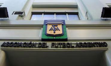 La AFA defendió su gestión económica y apuntó contra operaciones de desgaste institucional