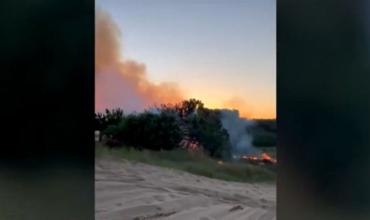 Se desató un voraz incendio en Pinamar y el viento complicó la tarea de los bomberos