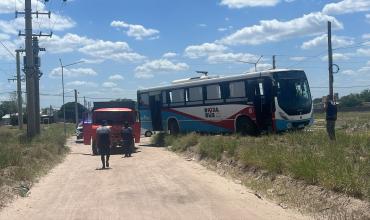 Choque entre un colectivo y un camión dejó un conductor con lesiones 