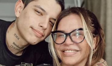 Chyno Agostini, el hijo de Nazarena Vélez, confirmó su noviazgo con una exGH a los besos desde la cama