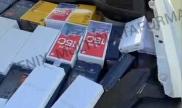 ABRIERON EL CAPOT Y NO LO PODÍAN CREER: MÁS DE 100 CELULARES ESCONDIDOS.