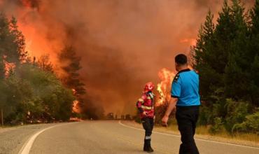 Incendios en Chubut: cortaron la ruta 40 por el avance del fuego y ya hay más de 3000 evacuados