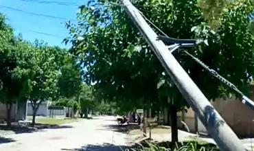 Vecinos denuncian un poste a punto de caer y nadie se hace cargo