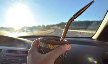 ¿Es ilegal tomar mate al volante?: qué dice la ley y cuándo puede haber multa