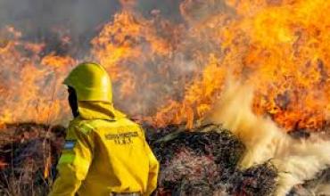 Incendio forestal en Chubut: cortan la Ruta 40 entre Epuyén y El Hoyo por el avance del fuego