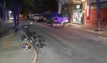 Colisión entre un móvil policial y motocicleta en el barrio Centro