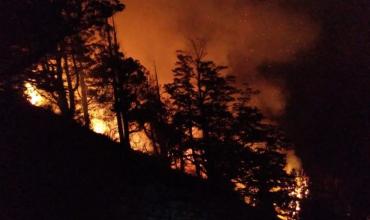 Incendio en Los Alerces: operativo de emergencia para proteger viviendas y servicios turísticos