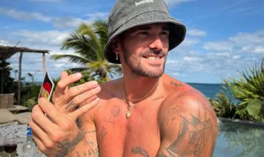 Rodrigo De Paul se fotografió en traje de baño con pañuelo en la cabeza y Tini Stoessel reaccionó