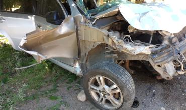 Fuerte impacto de un automóvil contra un árbol en Chilecito