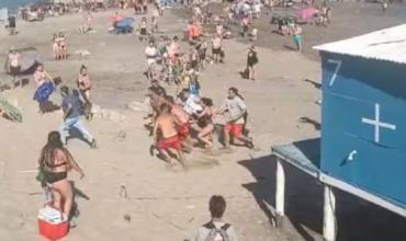 El relato de un guardavidas que salvó a cinco personas arrastradas por la ola gigante en la Costa Atlántica