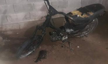 Chamical: un trabajador sufrió la pérdida total de su motocicleta tras un incendio intencional