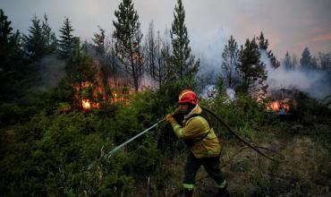 La oposición presiona para aumentar los recursos destinados a combatir los incendios en la Patagonia
