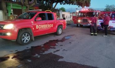 Incendio destruyó un comercio y afectó una vivienda en la zona Este