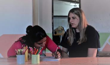 Tiene 29 años, es docente y creó una organización para romper el ciclo de la pobreza a través de la educación