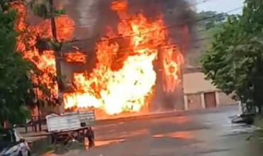 Extrema tensión: explosión e incendio en un depósito de garrafas en Tucumán