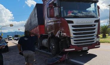 Chamical: un automóvil fue impactado en la parte trasera por un camión 