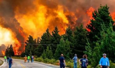 Dafne Ledesma, periodista de Chubut: “Se esperan lluvias para aliviar la situación, pero el fuego sigue avanzando”