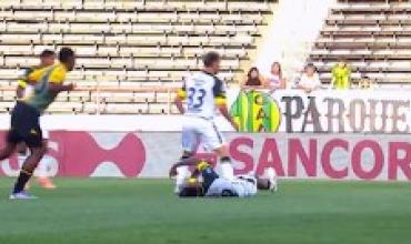 Susto en Aldosivi-Defensa: el brutal choque entre compañeros que terminó con un jugador retirado ambulancia