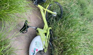 Hallan bicicleta de Rioja Bici en estado de abandono en barrio Altos del Sol