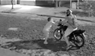 Un motochorro les robó los celulares a tres nenes, forcejeó con uno y lo arrastró varios metros