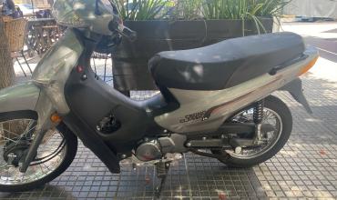 Resguardan una motocicleta estacionada con la llave colocada en la Peatonal 9 de Julio