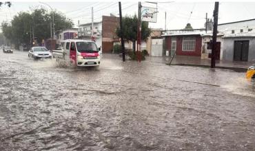 Mendoza bajo el agua: en la primera tormenta de la extensa alerta vigente hubo caos generalizado