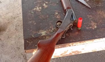 Tensión por un conflicto territorial terminó con un disparo y dos demorados