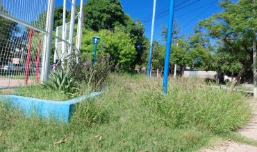 Vecinos reclaman falta de mantenimiento en espacios verdes del barrio Facundo Quiroga