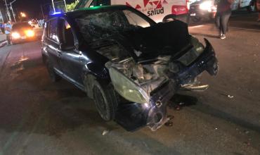 Fuerte accidente entre un automóvil y una motocicleta en Avenida 2 de Abril