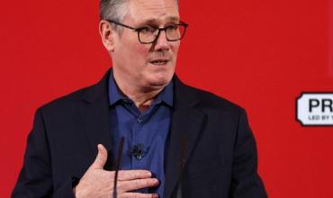 El escándalo Epstein crece y acorrala al primer ministro británico, que sale a pedir disculpas