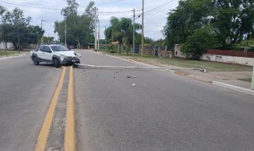 Un vehículo impactó contra un poste de alumbrado público en avenida San Francisco
