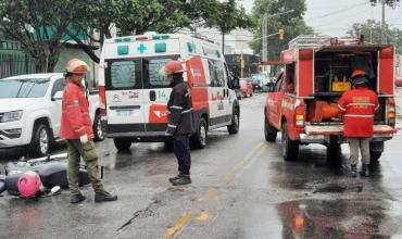 Una motociclista resultó herida tras una caída en avenida Perón y Rivadavia