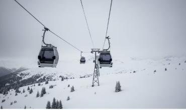 Más de 60 personas fueron rescatadas de una telecabina en una estación de esquí de Nueva York tras una falla