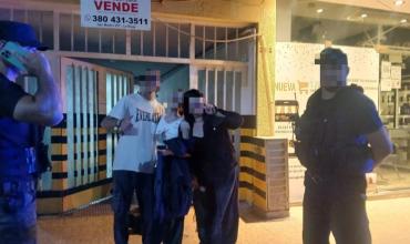 Auxilian a tres menores que quedaron encerrados en una playa de estacionamiento
