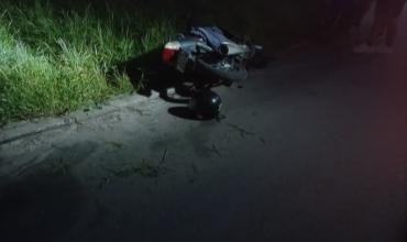 Caída de motocicleta en el ingreso a Trampa del Tigre: un hombre fue trasladado al hospital