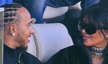 La foto del beso de Lewis Hamilton y Kim Kardashian en el Super Bowl que confirma los rumores de romance