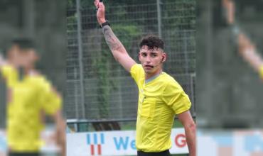 Lamentable: el árbitro que le había pedido matrimonio a su novio en una cancha fue agredido en su casa