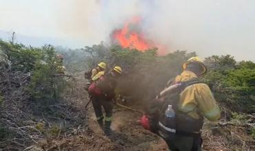Incendios en Chubut: con ráfagas de 50 kilómetros por hora, el fuego se mantiene activo y se dificulta el combate