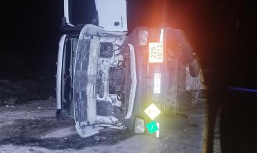 Camión cisterna volcó en Ruta 60 y se investigan las causas