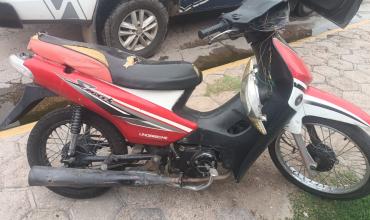 Secuestran una motocicleta abandonada en el barrio Hospital