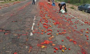 Camión perdió parte de su carga de tomates tras esquivar un bache en Ruta 141