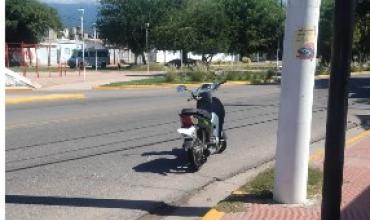 Motociclista herida tras colisión con un rodado que se dio a la fuga en barrio Matadero
