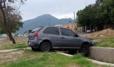 Capital: un auto terminó dentro de un desagüe tras perder el control en avenida Circunvalación y Olsacher