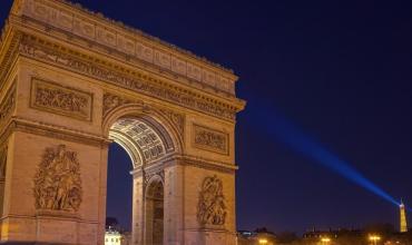 Extraño incidente en París: balearon a un hombre que intentó acuchillar a un policía en el Arco del Triunfo