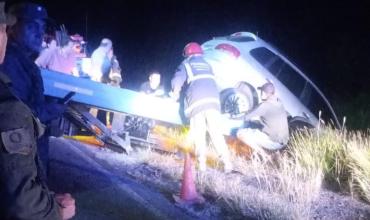 Chepes: un conductor despistó y su vehículo terminó sobre una alcantarilla tras esquivar un perro